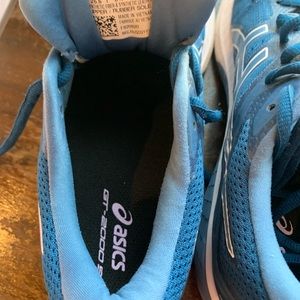 ASICS woman’s GT2000 9 8.5